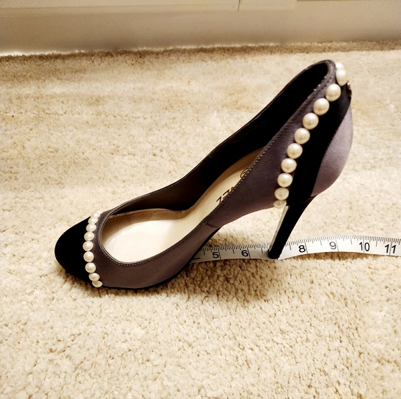 SOLD 🌸🌸 CHANEL Pearl & Satin Pumps - Picture 12 of 14
